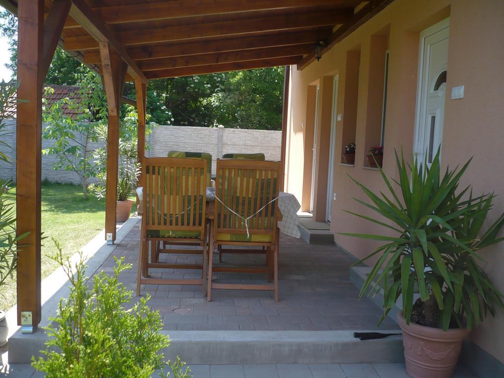 Eszter Apartmanhaz Hajduszoboszlo Exterior photo