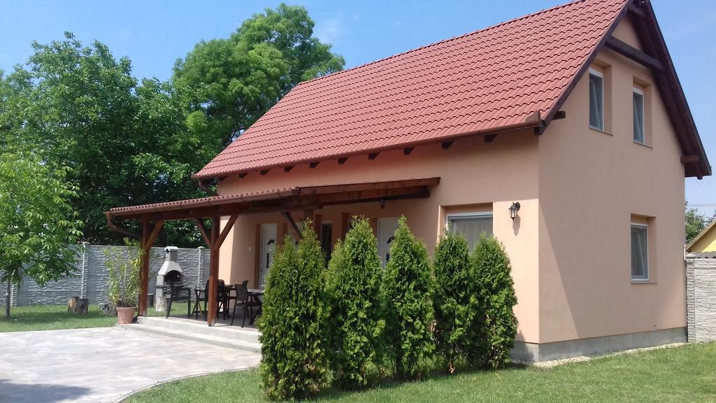 Eszter Apartmanhaz Hajduszoboszlo Exterior photo